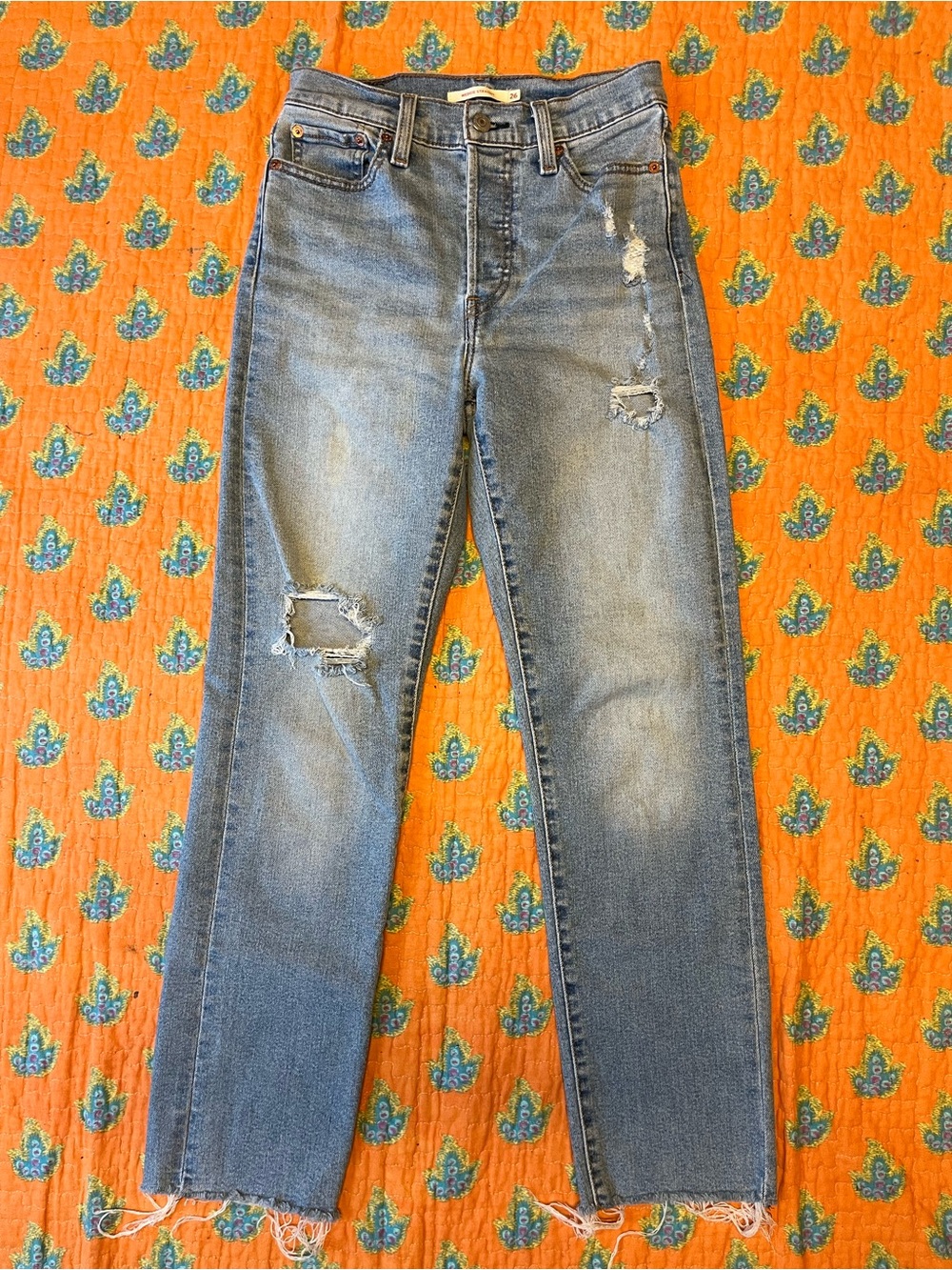 Levi’s Wedgie Straight Jeans Distressed Light Wash Raw Hem Jeans Size 26 MomCore